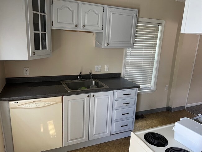 Building Photo - 658 Old West Central St