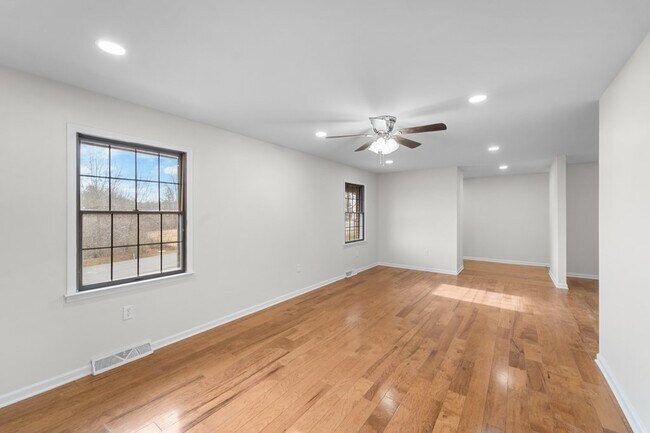 Building Photo - 983 Beverly Dr