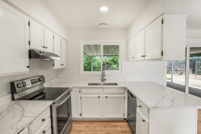 Building Photo - "Charming Newly Remodeled 4-Bed Oasis Touc...