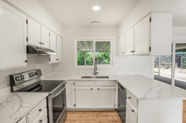 Building Photo - "Charming Newly Remodeled 4-Bed Oasis Touches in St. George – 1528 Sq Ft of Comfort!"