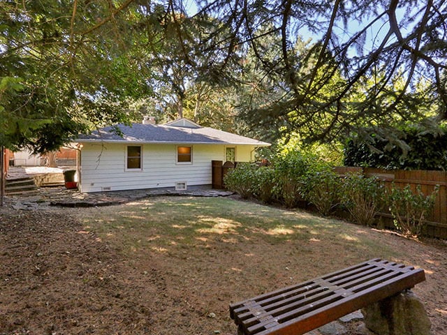 Building Photo - Spacious and Light Lake Oswego Home