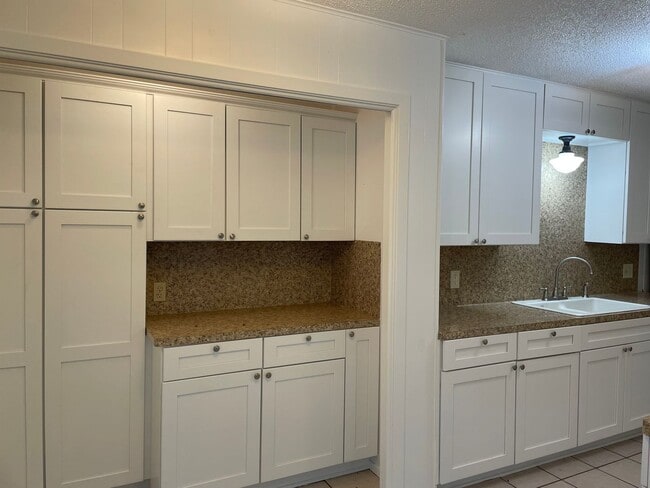 Building Photo - Application Received | Single-Story 3 Bed, 2 Bath | Prime Waco Location | Cul-de-Sac Lot with Gar...