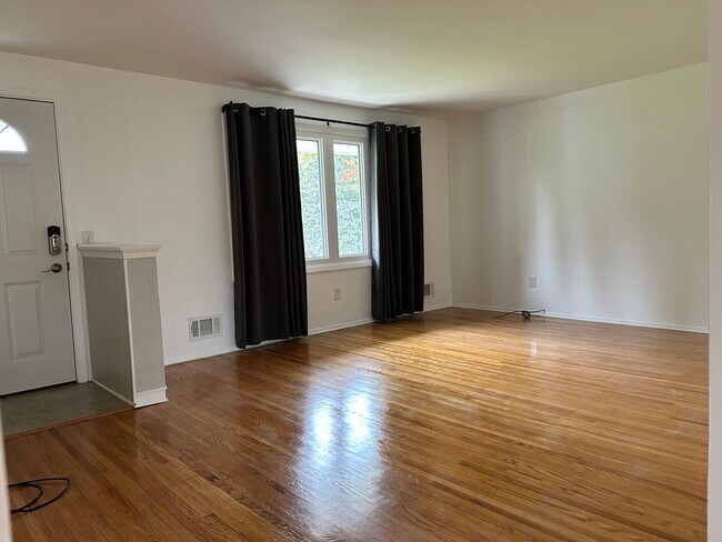 HUGE LIVING ROOM - 40 Masthead Way