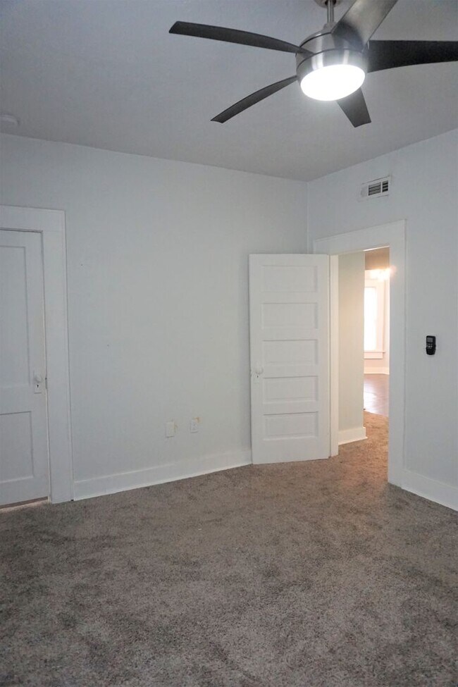 Building Photo - 2 BED 1 BATH DUPLEX MESTA PARK