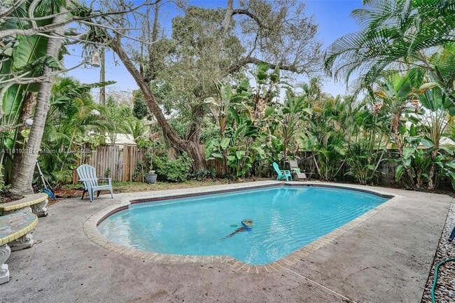 Building Photo - 307 SW 11th Ct