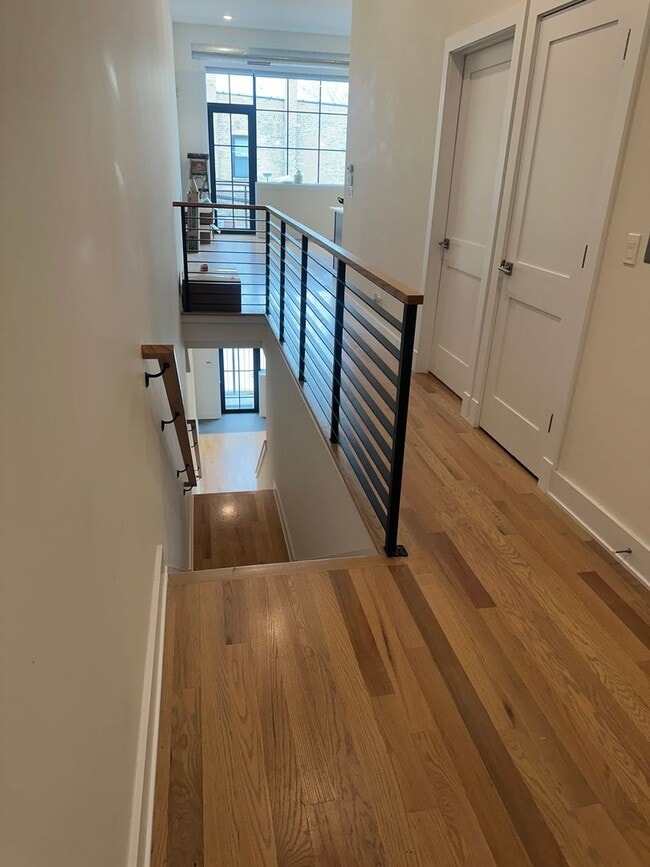 Building Photo - Beautiful 3 Bed 2 Bath Duplex unit in Heart of Lincoln Square