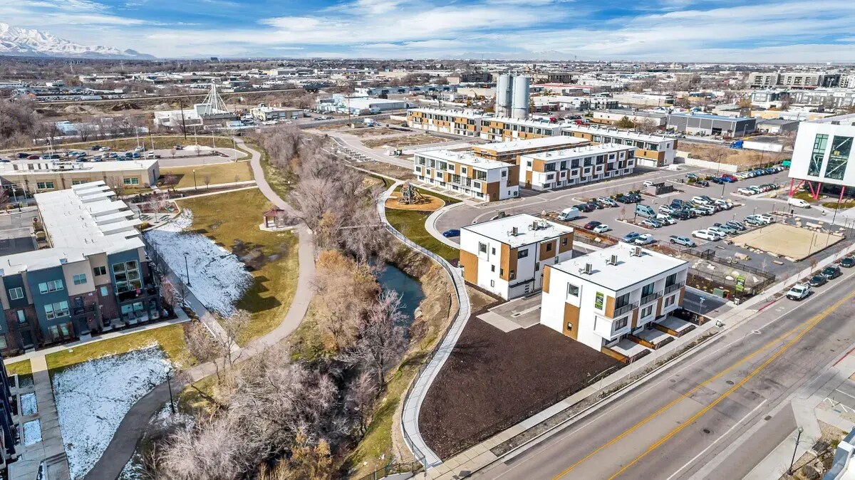 Bird's eye view - 44 W Iko Ave