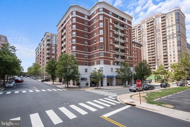 Building Photo - 880 N Pollard St