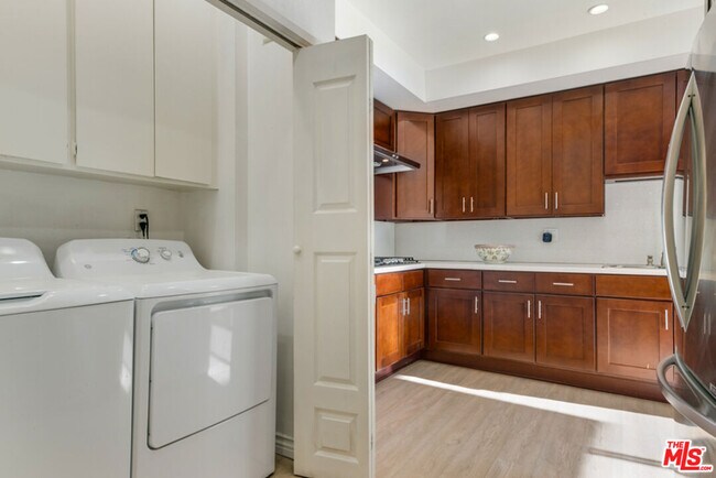 Building Photo - 1727 S Bentley Ave