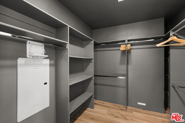 Building Photo - 4806 Sylmar Ave