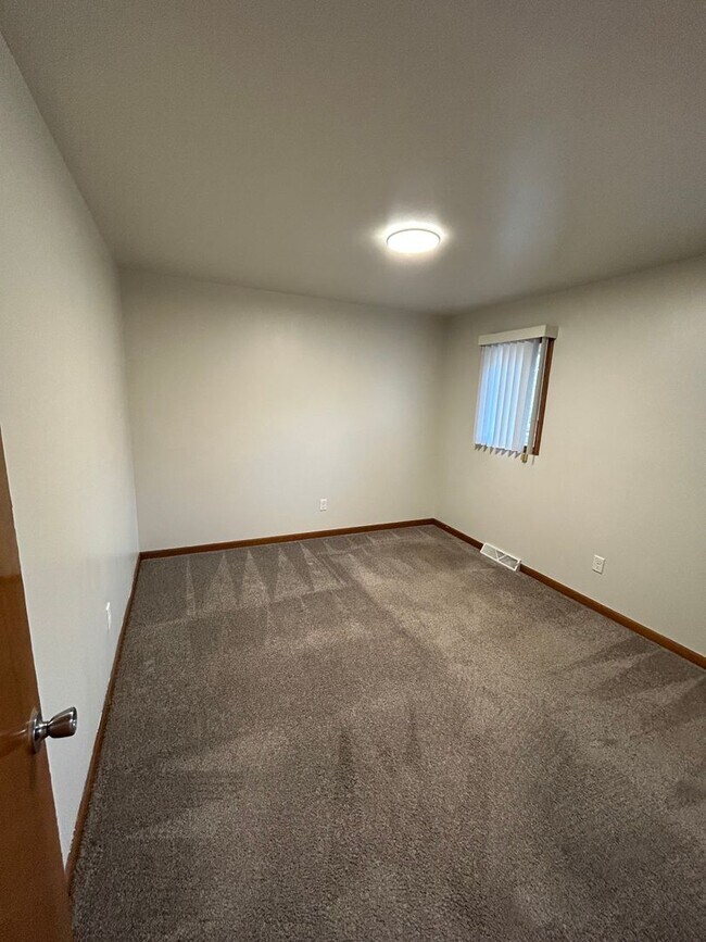 Building Photo - 2 bedroom, 1.5 bath Townhouse