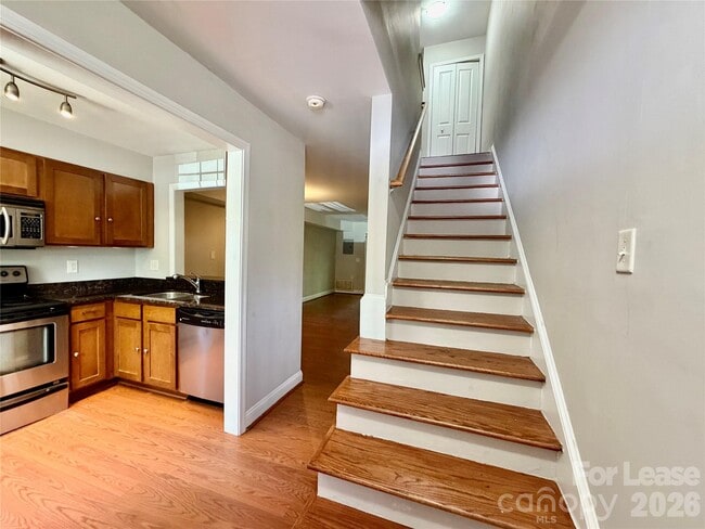Building Photo - 1207 Green Oaks Ln