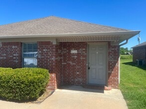 Building Photo - 3 Bed 2 Bath Duplex