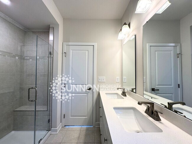 Building Photo - 3 Bedroom Townhome Located in Wendover Green