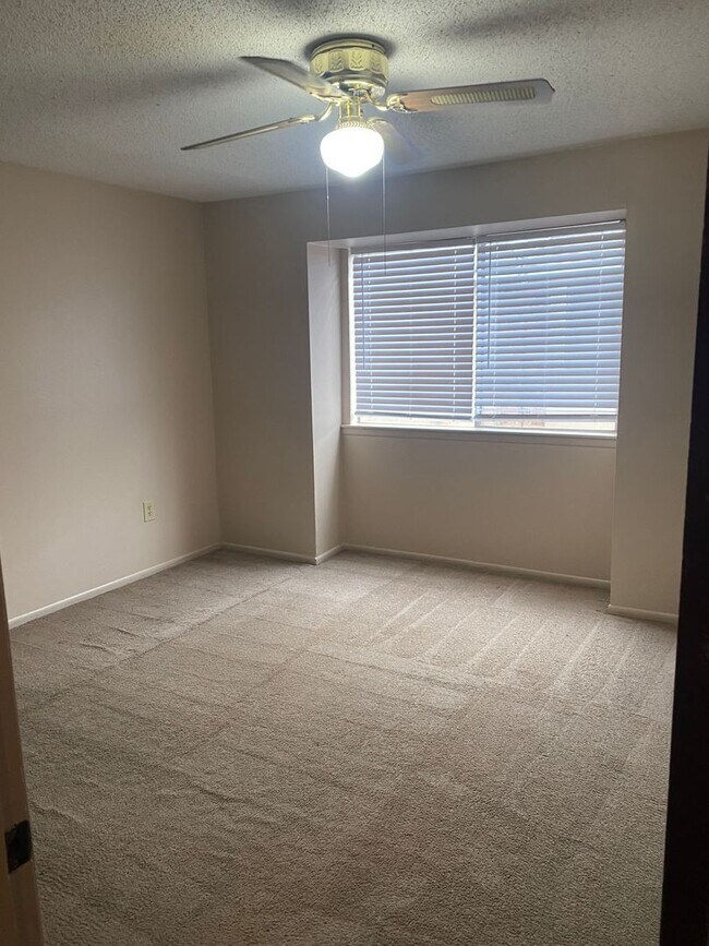 Building Photo - 2 bedroom 2 bath town home in a gated community