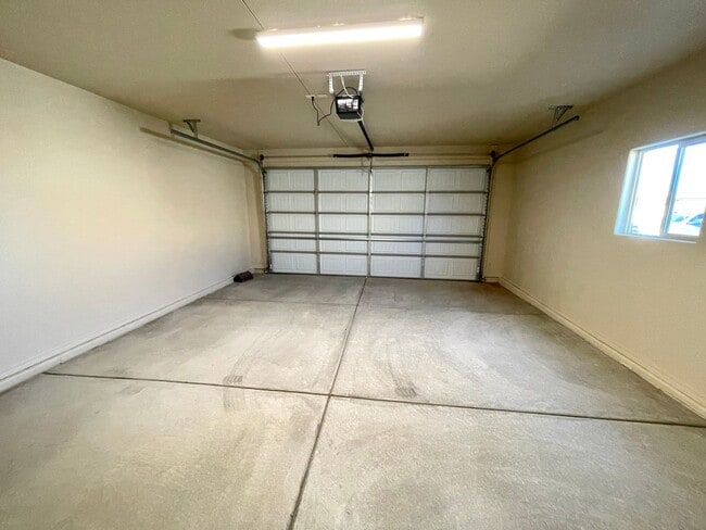 Building Photo - Beautiful 4 Bedroom Home in Kingman Crossing Community.