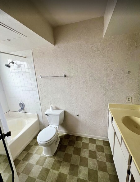 Full bath - 7901 Cambridge St