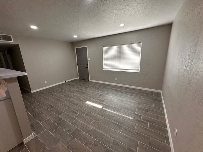 Building Photo - Beautiful 4 bedroom rental! Newly renovated!