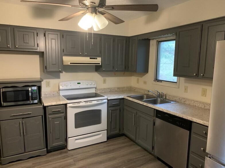 Building Photo - 64 Debra Ln