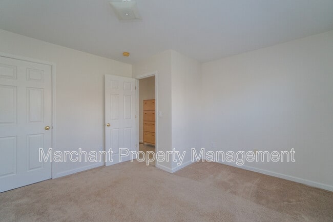 Building Photo - 335 Woodlark St