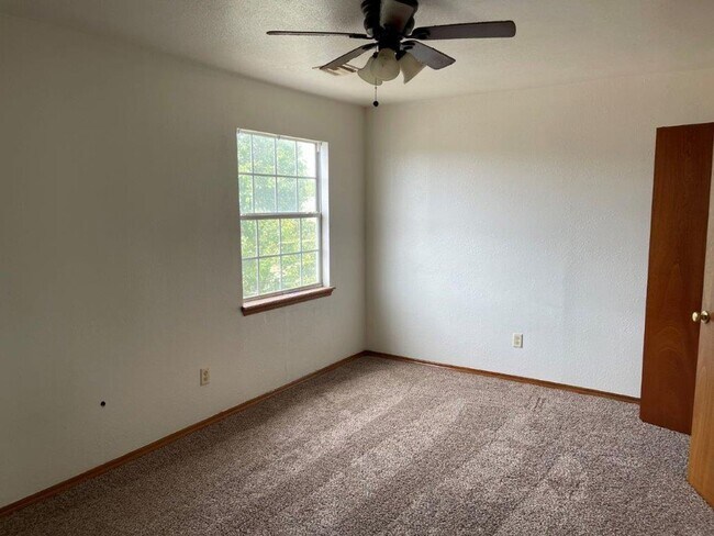 Building Photo - 4 bedroom home for rent in Moore near 19th...