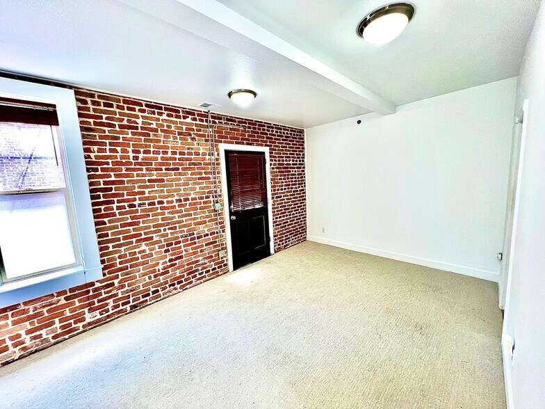 Building Photo - 800 E 18th Ave