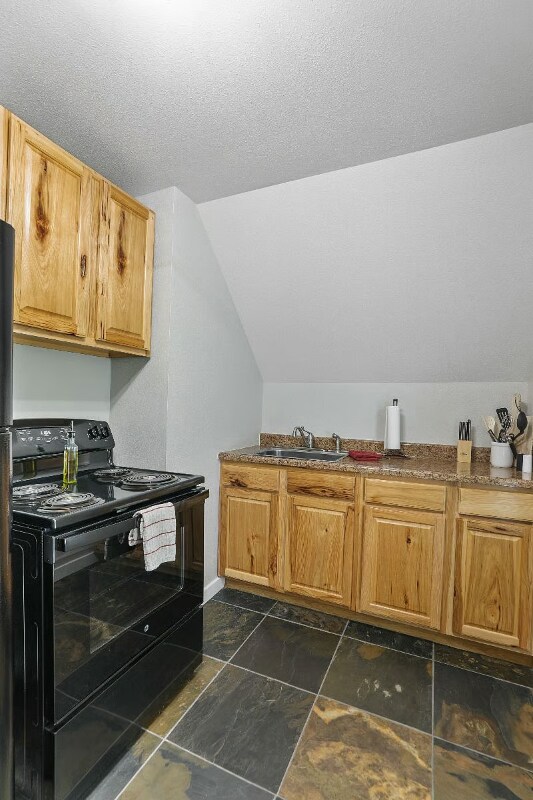 Building Photo - 1001 N Elm St