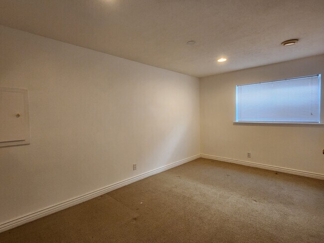 Building Photo - 938 E 25 S