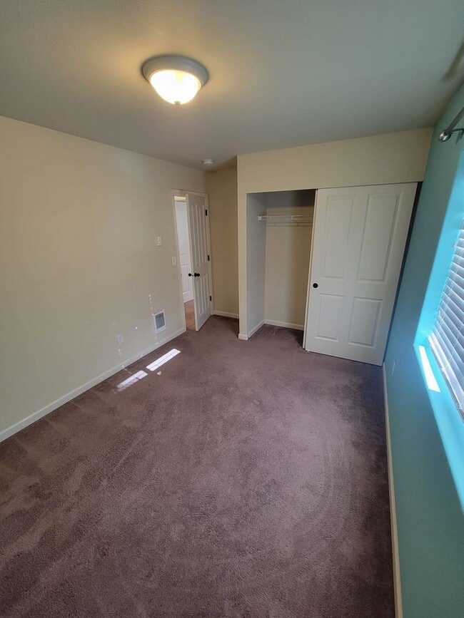 Building Photo - Spacious 3 Bedroom Home in Silverdale!