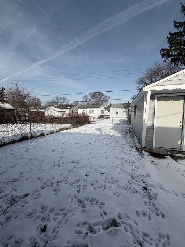 Building Photo - 3 Bedroom Ranch in Warren.