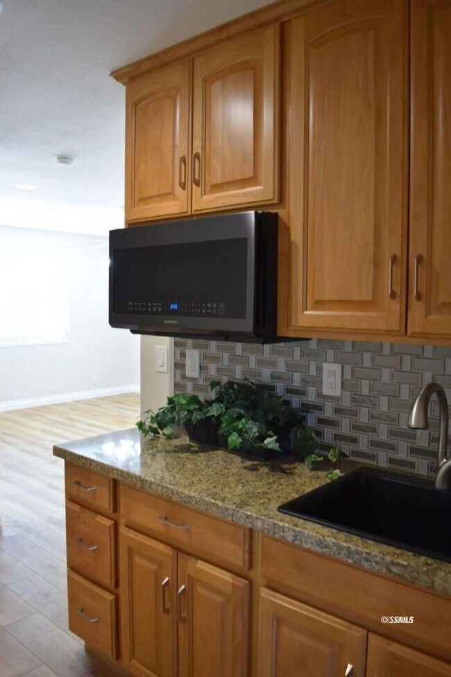 Building Photo - 4 bed 3 bath