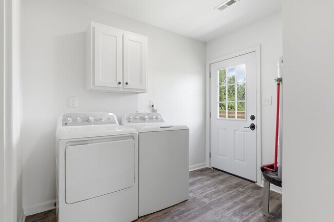 Building Photo - Charming Updated Home with Expansive Yard in Joelton!