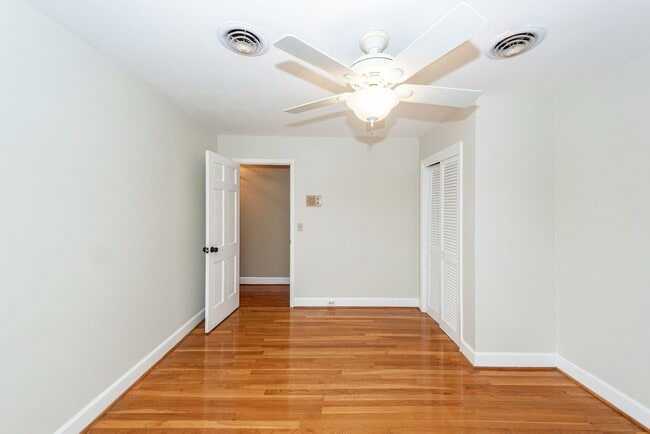 Building Photo - 6 Bedroom, 2.5 Bath House in Drayton on th...