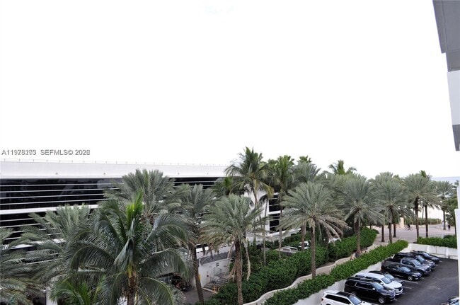 Building Photo - 100 Lincoln Rd