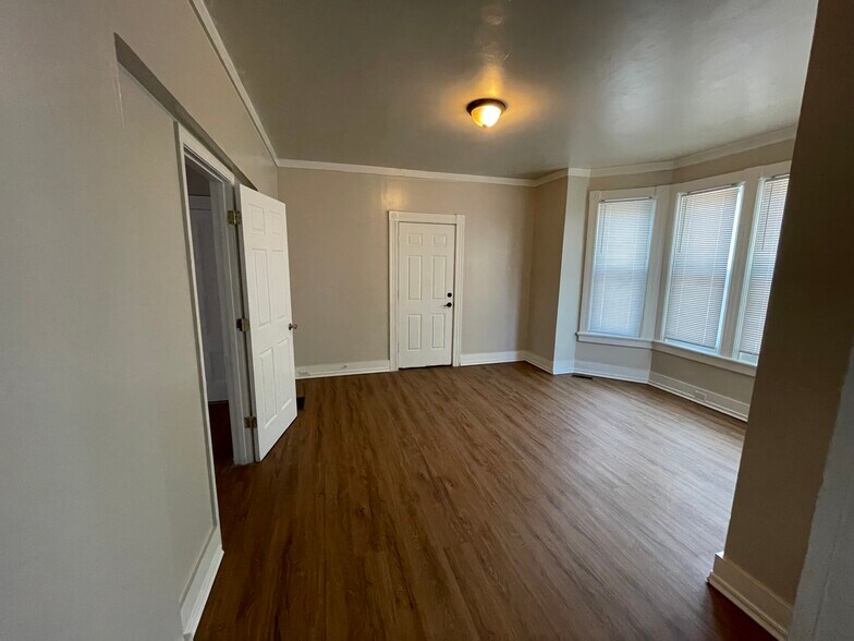 Living room - 91 Hamlet Ave