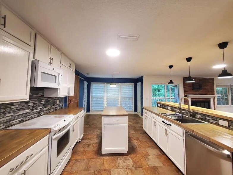 Building Photo - 504 Robin Ln