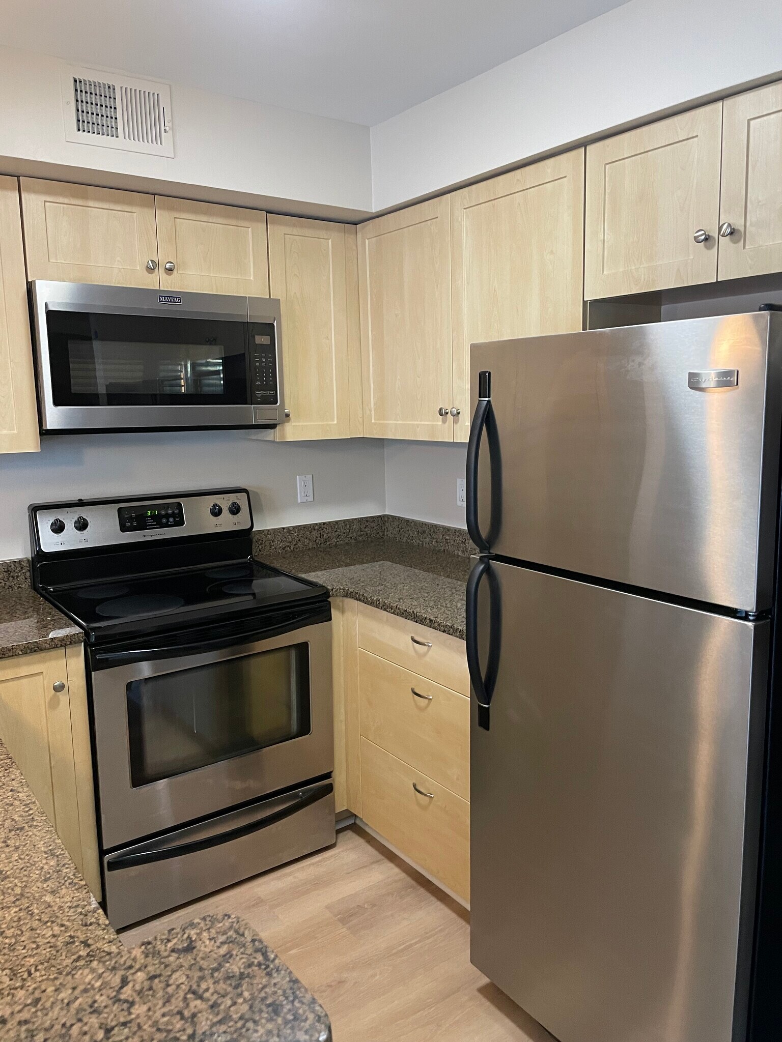 Kitchen - 2872 Davison Ave