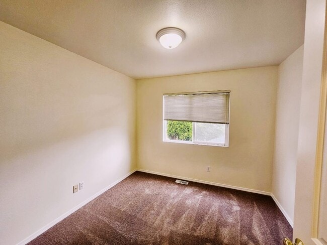 Building Photo - 3 Bed + Bonus Room 2.5 Bath Home Snohomish