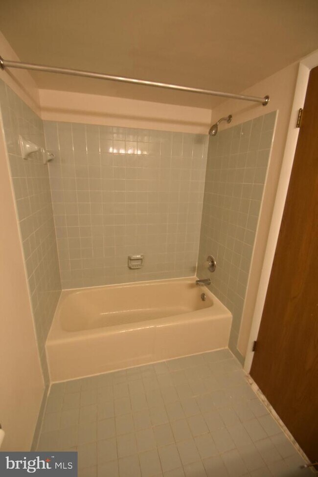 Building Photo - 400 Chapel Ct