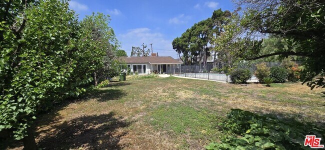 Building Photo - 8936 Balboa Blvd