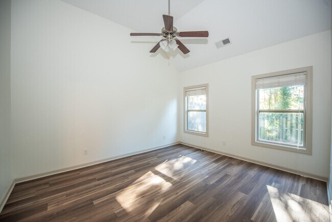 Building Photo - 915 Erika Ln