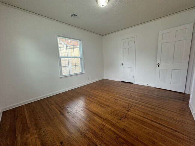 Building Photo - 2 bedroom 1 bathroom home Ready for move-i...