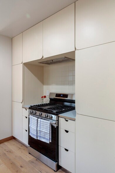 Building Photo - 3361 Hamilton Way