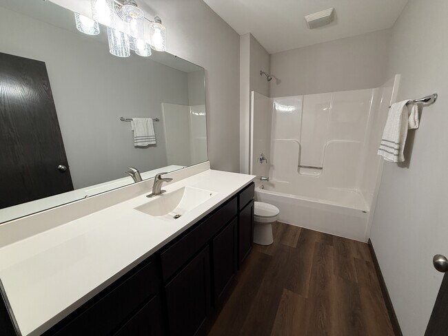 Building Photo - 930 Waters Edge Ct