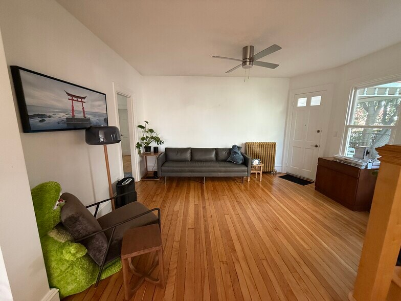 Building Photo - 96 Munroe St