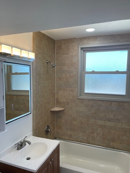 Bathroom - 2850 Hartford St SE