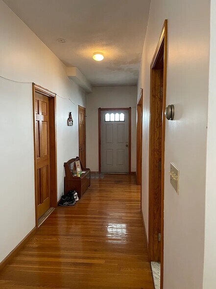 first floor unit - hallway - 229 Chapel St