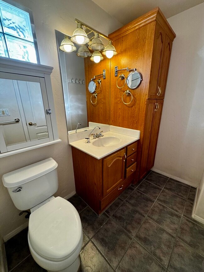 Building Photo - FOR RENT