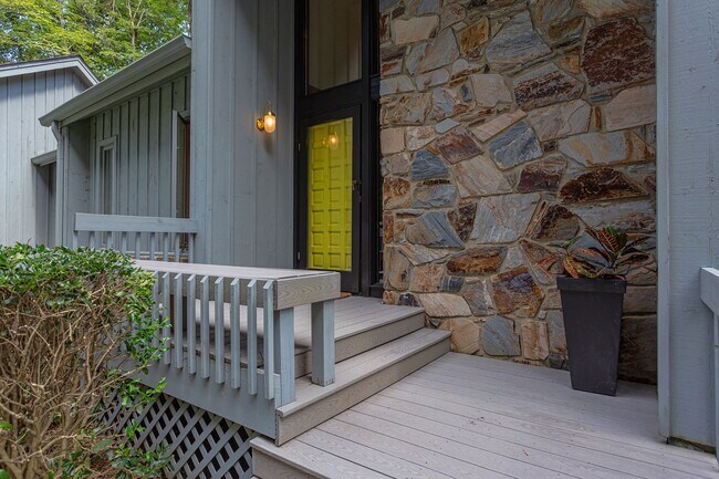 Building Photo - This Home is a Hole in One!