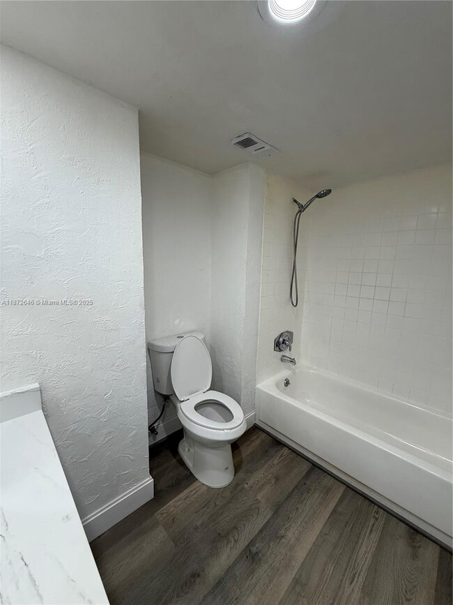 Building Photo - 9441 Live Oak Pl